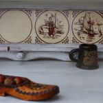 Rustykalna półka z glazurą, na kubki i talerz - 
