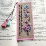 Ręcznie haftowana zakładka z kwiatami i cytatem - personalizowana. - 