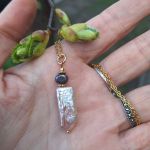 KOBIECOŚĆ I BYCIE TU I TERAZ. naszyjnik z perłą  - 