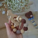 Zestaw prezentowy dla niemowlaka, Grzechotka miś, Gryzak dla noworodka - GRYZAK koralikowy składa się z naturalnych bukowych koralików oplecionych bawełnianą nicią, jałowcowych oraz silikonowych (bezzapachowych!) koralików o różnorodnej fakturze.