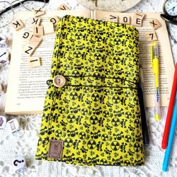 Wodoodporne etui na książkę: żółte wzory