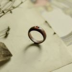 Prosty drewniany pierścionek z karneolem - drewniany pierścionek