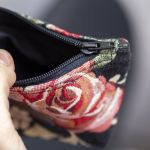 Mini kosmetyczka z żakardu w róże - 