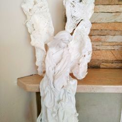 Zamyślony anioł - siedząca figurka