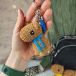 Kapibara breloczek, Zabawny brelok do torebki, Brelok szydełkowy - Kapibara ma około 8 cm (oprócz zapięcia), całkowita długość około 12 cm.