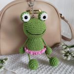 Brelok żabka, Brelok do kluczy, Brelok dla dziecka, Brelok na prezent - Kolor żabki - ziołowa zieleń, kolor spódnicy - jasnoróżowy