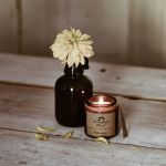 Zestaw czterech świec zapachowych na prezent z drewnianym knotem o kwiatowym zapachu - zestaw świec sojowych
