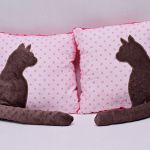 Poduszka z kotem i ogonem 3D szary kot róż - Poduszki z kotem komplet