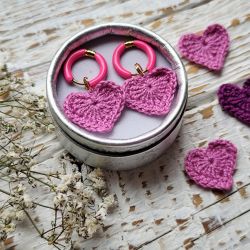 Kolczyki serduszka szydełkowe z zapięciem z emalii - różowe
