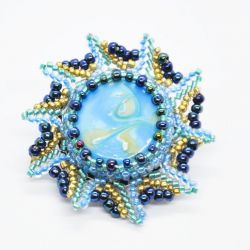 Błękitna broszka z koralików