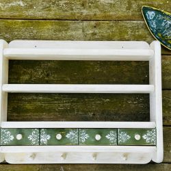 Sielska półka z dekorami, do rustykalnych wnętrz, praktyczna, dekoracyjna