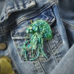 Broszka Meduza ręcznie haftowana, Broszka 3D, Unikatowy prezent dla kobiet - Kształt: nieregularna Materiał: stal chirurgiczna, szkło, plastik/tworzywo sztuczne, tkanina Motyw: geometryczny, art deco, abstrakcyjny Okazja: codzienna, wieczorowa, imprezowa, biznesowa Rodzaj kamienia: turkus, chalcedon, amazonit Rozmiar: średnia Styl