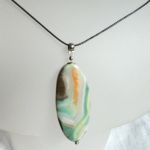 Agat turitella, wielobarwny, piękny kamień, wisiorek na rzemyku - 