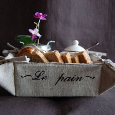 Haftowany koszyk na pieczywo