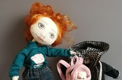 Tekstylna lalka z zestawem ubranek