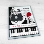 Kartka rockowa z klawiszami i kotem UDP 019 - Kartka rockowa z klawiszami i kotem urodziny czarna (3)