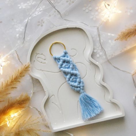 Prosty makramowy breloczek - błękitny