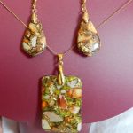 Jaspis z bornitem w złotej oprawie, wisior i kolczyki, zestaw biżuterii - 