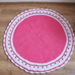 Okrągły dywanik DIY ze sznurka na szydełku - 
