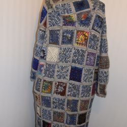 Płaszcz, sweter robiony na szydełku - od kwadratu do kwadratu