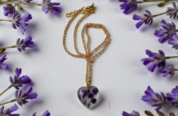 Naszyjnik w kształcie serca z fioletowymi kwiatami