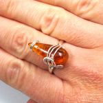 Srebrny pierścionek z bursztynem bałtyckim. - pierścionek na dłoni
