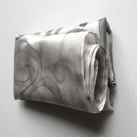 Jedwabna malowana Szarosrebrna minimalistyczna apaszka z roślinną dekoracją 