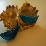 Kolczyki origami niebieskie łodki - z boku