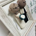 Młoda para misie w białej ramce prezent ślubny obraz - prezent ślubny handmade