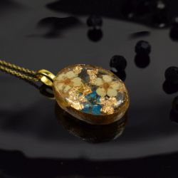 Owalny wisiorek z żywicy z kwiatuszkami i złotymi płatkami