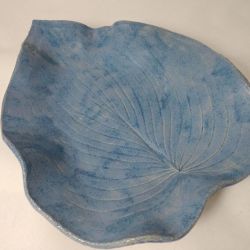Niebieski talerz na owoce w kształcie liścia