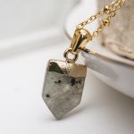 Naszyjnik - amulet ochronny - Labradoryt jasny - detal