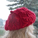 Beret z warkoczem w kolorze czerwonym - czerwony beret