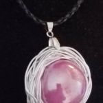 Ceramika i drut, liliowa porcelanowa kula, wisior handmade - 