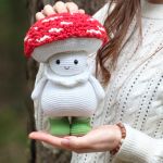 Maskotka muchomorek, Grzybek , Dekoracja domu, Prezent dla dziecka - Fantastyczny kapelusz, szydełkowany w specjalny sposób, co sprawia, że jego tekstura jest dotykowa i interesująca w dotyku. Kapelusz jest zdejmowany. Pod nim muchomorek ma dziwaczną i zabawną fryzurę.
