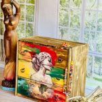 Artystyczna komoda z motywem kobiety – kolorowy klimat, do salonu lub sypialni - 