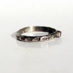 Minimalizm z granatem - duży rozmiar - delikatny pierścionek ze srebra