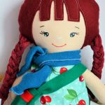 Lalka Klemka ubranka - Aurora - 40 cm - Szczegóły twarzy oraz serduszko i pępuszek ma malowane bezpiecznymi, nietoksycznymi farbami do tkanin.