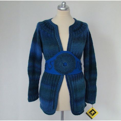 sweter w błękitach z ozdobnym pasem