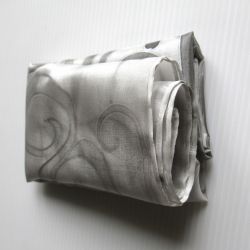 Jedwabna malowana Szarosrebrna minimalistyczna apaszka z roślinną dekoracją 