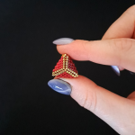 Czerwone Trójkątne Sztyfty - małe czerwone kolczyki