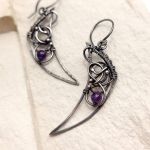 Srebrne kolczyki wire wrapping z ametystem – ręcznie robiona biżuteria artystyczna - Srebrne kolczyki z chalcedonem