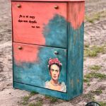 Kolorowa szafka z Fridą Kahlo, orientalne gałki, cytat - 
