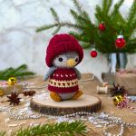 Mały pingwinek w pudełku, Prezent świąteczny, Prezent na Mikołaja - Pingwinek ma na głowie zdejmowaną czapeczkę