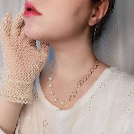 naszyjnik ze sztucznymi perłami i łączeniem