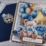 Kartka na roczek dla chłopca z misiem 2, personalizacja - Tył koperty z ozdobnym kółeczkiem