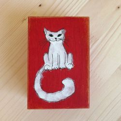 Pudełko malowane małe - Kotek w czerwieni