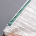 Pleciona kosmetyczka MIDI ecru zielony suwak - 