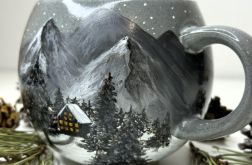 Duży zimowy kubek z górami. Ręcznie malowany okrągły kubek baryłka idealny na Boże Narodzenie