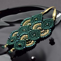 Kolczyki makramowe w odcieniach butelkowej zieleni i złota